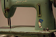 Ala Younis, Nefertiti: Nähmaschinen aus Ägypten aus der Gamal Abdel Nasser Zeit mit Aufklebern der Königin (©Foto. Marikka-Laila Maisel)
